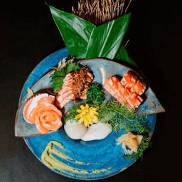 Combinado de Salmão - 15 Fatias — 5 Cortes de Salmão in natura , 5 cortes de Salmão Maçaricado com geleia de alho negro e alho poro crocante, 5 cortes de Barriga de Salmão com flor de sal e azeite com trufas
