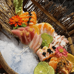 Combinado Kongo - 25 peças — Salmão, Salmão Maçaricado com Geleia de Alho Negro e Alho Poró crocante, Atum, Peixe Branco(Do Dia) e Polvo