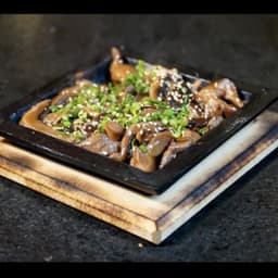 Shitake — Cogumelos Shitake refogado no molho Shoyu, Gergelim torrado e Cebolinha