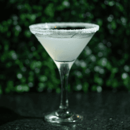 Margarita — Tequila, triple-sec, suco de limão e sal na borda