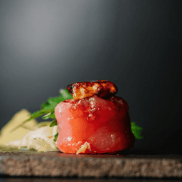 Gunkan Foie Gras Tuna — Arroz envolto no Atum, Recheado com Atum, Flor de Sal, Azeite com Trufas e Foie Gras
