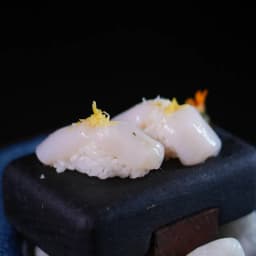 Niguiri Hotategai — Vieiras Canadenses, Flor de Sal e Azeite com Trufas