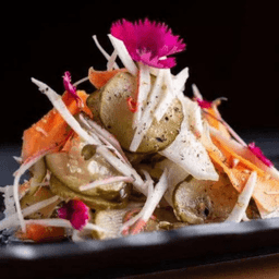Sunomono — Pepino, Salmão, Polvo, Wakame e Gergelim torrado
