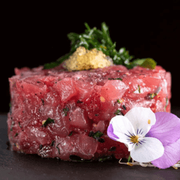 Tartar Maguro Oshi — Atum finamente cortados condimentados com trufas, ovas e especiarias