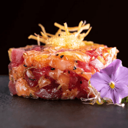 Tartar Quinta do Mar — Atum, polvo, ovas de peixe, creme de azeitona preta e batata doce crocante.