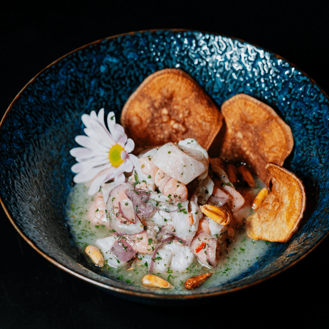 Ceviche Kongo (Cítrico) — Peixes (Salmão ,Peixe Branco do dia) marinado no limão condicionado com coentro e cebola roxa, acompanhado com batata doce crocante