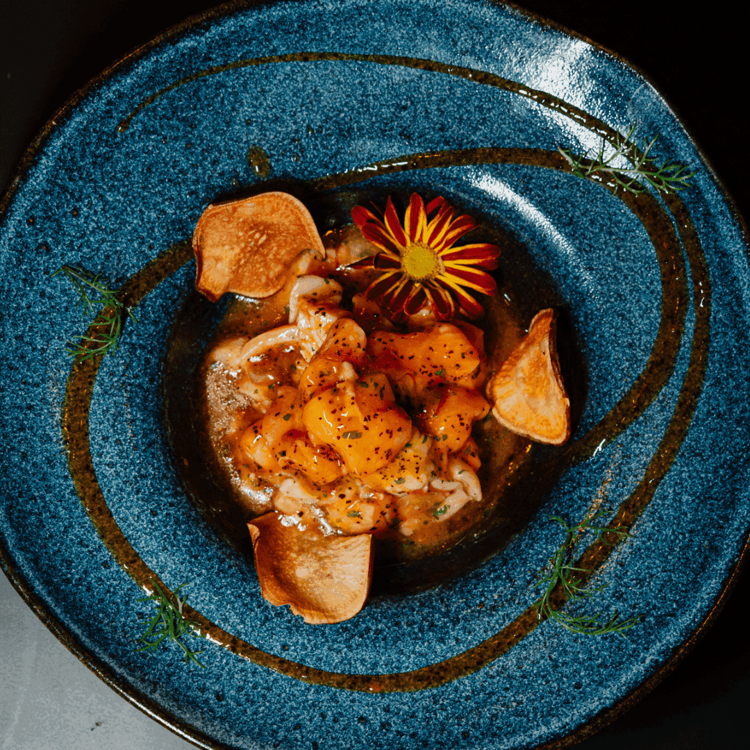 Ceviche Thai Japón — Peixe (Salmão, Peixe Branco do dia) marinado no limão condicionado com coentro e cebola roxa e calda de maracujá, acompanhado com batata doce crocante