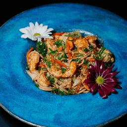 Yakisoba de Camarão — Espaguete, Camarões Grelhados e Vegetais Refogados Com Molho Shoyu e Gergelim Torrado