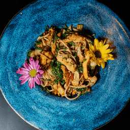Yakisoba de Frango — Espaguete com Frango Grelhado, Vegetais Refogados com Molho Shoyu