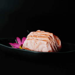 Salmão Trufado Maçaricado — Sashimi Salmão Maçaricado, Azeite com Trufas e Flor de Sal