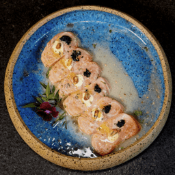 Shakedito — Salmão, Shoyu, Leite de Tigre, Creme de Wasabi, Azeite com Trufa, Ovas de Peixe e Alho Poró
