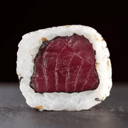 Uramaki Maguro — Atum enrolado por Alga Nori e Arroz