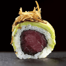 Uramaki Urakati — Uramaki envolto no Avocado, recheado com Atum, com o topo de Tarê, Pimenta Sriracha e Alho Poró Crocante