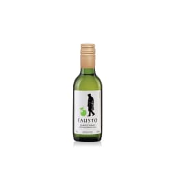 Fausto Chardonnay (187ml) — O Mini Vinho Fausto Chardonnay (branco seco) da Vinícola Pizzato é elaborado na região da Serra Gaúcha, a partir da uva Chardonnay. Apresenta tonalidade amarelo palha brilhante com reflexos esverdeados. Seu aroma é marcado por notas de pera, abacaxi, flores, toque mineral e maçã.