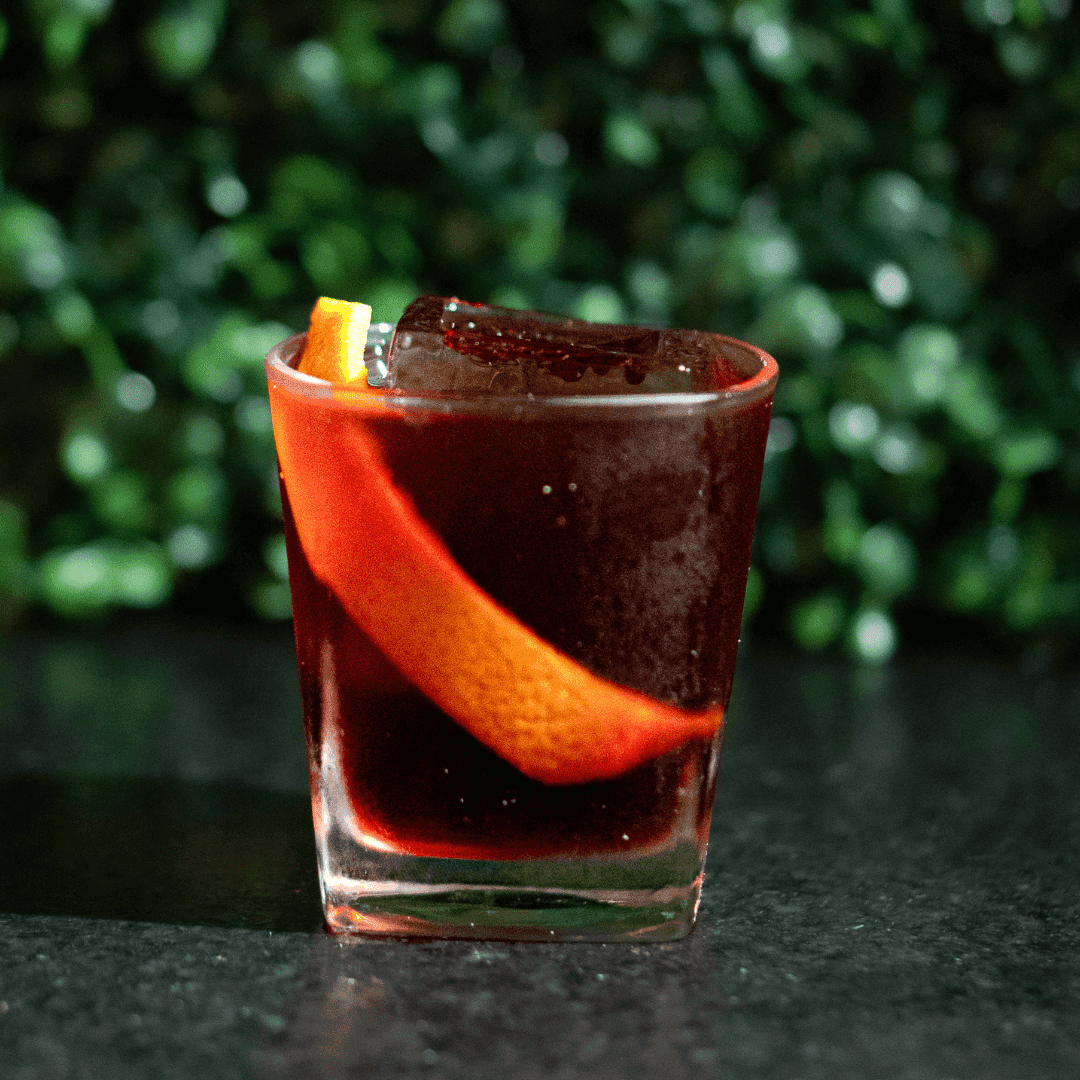 Negroni — Gin, Campari, Vermute, Copo Defumado, Casca de Laranja